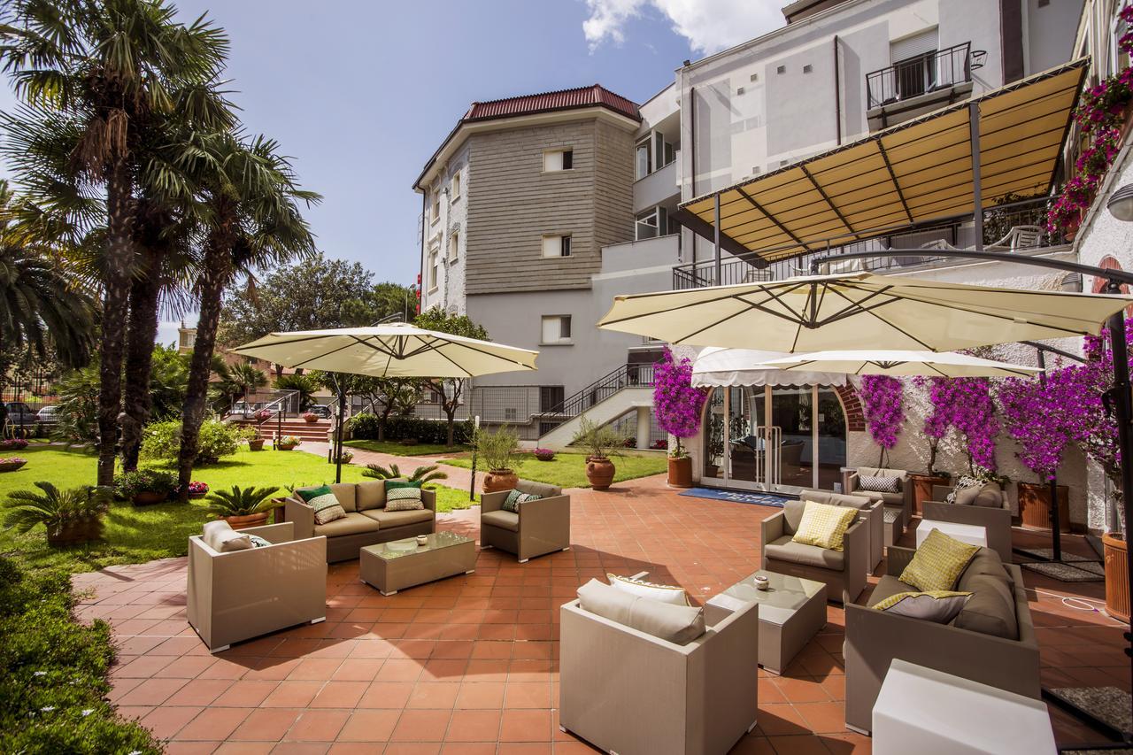 Hotel Riviera 3 Stelle Con Piscina Estiva Gratuita E Garage A Pagamento Spotorno Exterior photo
