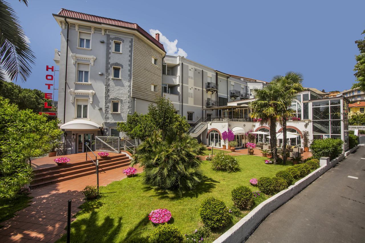 Hotel Riviera 3 Stelle Con Piscina Estiva Gratuita E Garage A Pagamento Spotorno Exterior photo